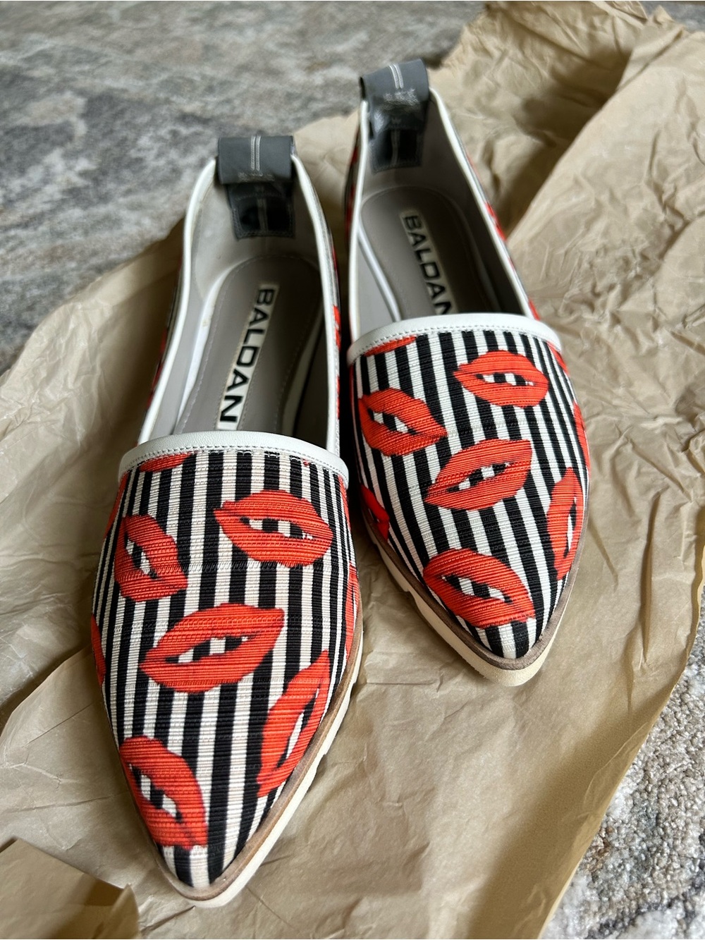 Women's Red Lip Print Striped Pointed Flats